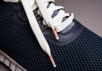 З кольорової кінцівкою шнурки